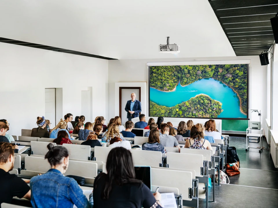 LS740HD 5,000 ANSI Lumens high education pc